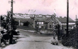 La fête organisée à Montbronn en 1949 pour la réception des nouvelles cloches. On voit au fond le foyer des jeunes du village. Tout à fait à gauche, on reconnaît Meyer Eugéne et à coté Koch Joseph.