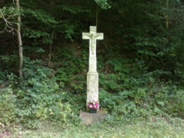 Une croix de chemin est élevée dans le hameau de Metschbrück.
