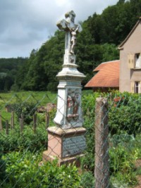 Prs du Montbronner Muehle, la croix Rimlinger est leve en 1910 et, selon la coutume, est peinte en blanc.