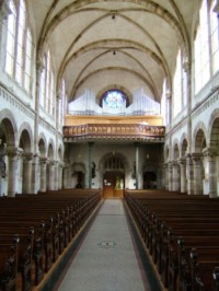 La nef de l'église (photographie de la com. de com. du pays du verre et du cristal).