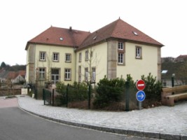 L'école communale (photographie de la com. de com. du pays du verre et du cristal).