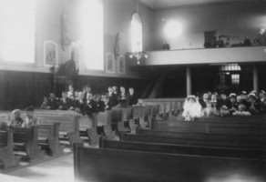 L'intérieur de l'église paroissiale de Petit-Réderching dans les années 1950, lors d'un mariage.