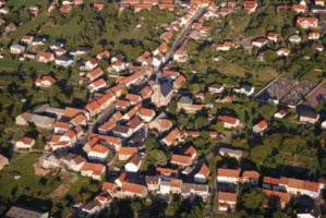 Vue aérienne du centre du village de Petit-Réderching, avec l'église paroissiale et le cimetière.