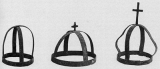 Les couronnes de la chapelle d'Altkirche (photographie issue de M.-F. Jacops, J. Guillaume, D. Hemmert, Le Pays de Bitche (Moselle), Metz, ditions Serpenoise, 1990, 135 p.).