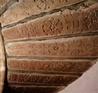 Décor du dessous des marches de l'escalier (photographie issue de M.-F. Jacops, J. Guillaume, D. Hemmert, Le Pays de Bitche (Moselle), Metz, Éditions Serpenoise, 1990, 135 p.).