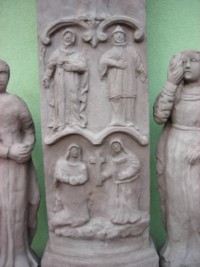 Quatre saints sont représentés sur le fût de la croix.