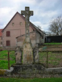 Une croix monumentale est érigée devant la maison numéro 26, rue d'Alsace.