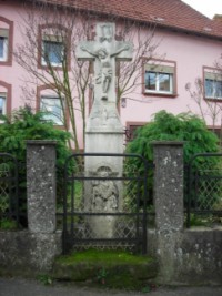 Une croix monumentale est rige dans la rue d'Alsace  Rahling.