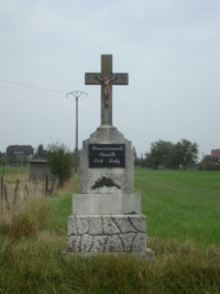 Une croix de chemin est érigée en bordure de la rue d'Altkirch.