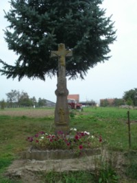 Une croix de chemin est érigée en bordure de la rue d'Altkirch.