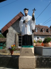 Une statue de saint Jean Népomucène (ou Nepomuk en allemand) est érigée en bordure de la rue d'Alsace, sur le pont enjambant le ruisseau, et porte la date 1901.