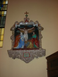 La douzième station du chemin de croix de l'église Saint-Christophe de Rahling : Jésus meurt sur la Croix.