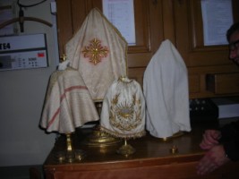 La paroisse possède plusieurs belles pièces d'orfèvrerie.