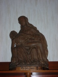 La pietà conservée au presbytère a inspiré plusieurs sculpteurs locaux au XIXe siècle.