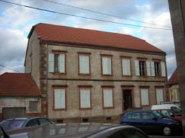 Le presbytère est situé à proximité immédiate de l'église Saint-Christophe.