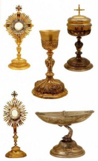Les pièces remarquables d'orfèvrerie (photographie issue de M.-F. Jacops, J. Guillaume, D. Hemmert, Le Pays de Bitche (Moselle), Metz, Éditions Serpenoise, 1990, 135 p.).