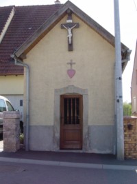 Rue d'Alsace, un petit oratoire est érigé en bordure de la chaussée. Le linteau porte la date 1755.