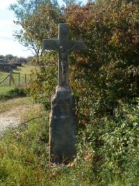 Une croix se dresse au bout de la rue de la plâtrerie.