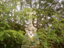 Une croix de chemin se dresse rue de la forêt.