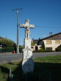 Une croix de chemin est érigée dans la rue de Montbronn.