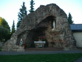 Une grande réplique de la grotte de Lourdes avec un autel est érigée à gauche de l'église Saint-Rémi de Rohrbach-lès-Bitche.