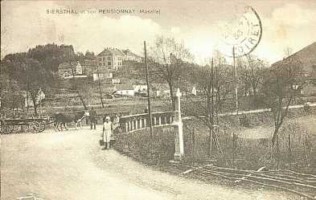 La croix située en bodure de la route nationale au début du XXe siècle, avant son déplacement vers 1950.