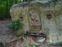 Dans la forêt dominant le ruisseau du Schwangerbach, au lieu-dit Bild à Siersthal, un imposant rocher en grès rose représente sous une arcade la Vierge de Pitié sur fond de rayons, le Christ, très longiligne, assis sur ses genoux. La sculpture est réalisée en 1796 aux frais de Max Meyer, habitant de Siersthal, afin de remercier la Très Sainte Vierge d'avoir protégé son bétail, menacé d'une épizootie. Depuis 1920, une procession conduit chaque lundi de Pentecôte les pélerins jusqu'au rocher, pour implorer la Sainte Vierge contre les maladies infectieuses du bétail.