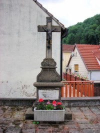 La croix de chemin érigée à proximité de la grotte de Lourdes.