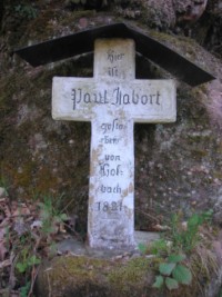 La croix est située quelques dizaines de mètres plus loin que l'ancien moulin de la Rothmühl, vers Hottviller.