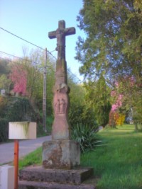 La croix Kuss est érigée en bordure de la rue de la montagne en 1833.