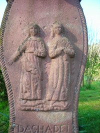 La Très Sainte Vierge et saint Jean sont représentés sur le fût de la croix.