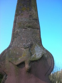 La colombe du Saint-Esprit figure au sommet du fût-stèle.