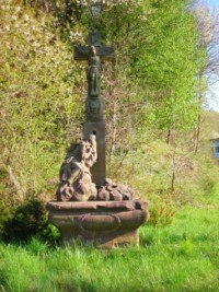 La croix de chemin érigée par Michel Mihm au bord de la route de Bitche, dans la vallée du Schwangerbach.