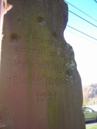 Une inscription au dos du fût nous apprend que la croix a été restaurée en 1921 par le sculpteur J. Bichler de Hottviller.
