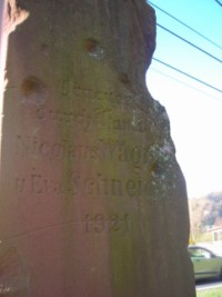 Une inscription au dos du fût nous apprend que la croix a été restaurée en 1921 par le sculpteur J. Bichler de Hottviller.