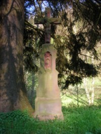 La croix Klein est érigée à proximité de l'ancien moulin de la Rothmühl.