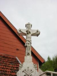 Le croisillon de la croix située rue des champs.