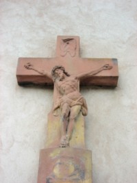 Le croisillon de la croix située rue de la fontaine.