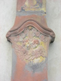 Deux têtes d'angelots ailées et une étoile filante apparaissent sur le fût de la croix située rue de la fontaine à Siersthal.