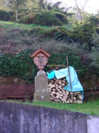 Une croix en grès a été restaurée et un nouveau croisillon en bois la complète.