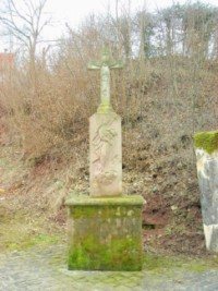 La première croix monumentale de l'écart de Holbach est située au croisement des rues de Volmunster et Bellevue.