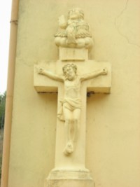 Les trois personnes de la Sainte-Trinité sont représentées sur le croisillon d'une croix monumentale à Holbach, sur le ban de la commune de Siersthal.
