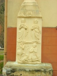 Le fût-stèle est partagé en deux registres de personnages : la Sainte Vierge et saint Jean au-dessus, la Vision de saint Hubert au-dessous.
