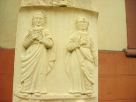 Le registre supérieur du fût-stèle représente la Très Sainte Vierge et saint Jean.