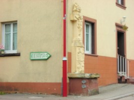 La troisième croix de l'écart de Holbach se situe dans la rue de Volmunster, en face du chemin qui monte vers le Wasenberg et le sanctuaire de Notre-Dame-de-Fatima.