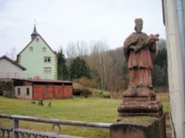 Au centre de la localité et tout près de l'école, une statue de saint Jean Népomucène (Johannes Nepomuk) veille sur le petit pont enjambant le ruisseau du Kleinbächel.