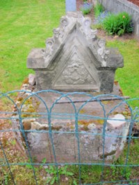 Les vestiges d'un ancien monument ont été replacés au centre du village, en bordure de la Schwalb.