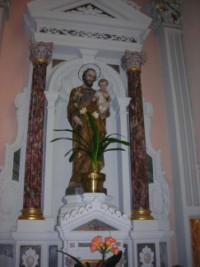 Saint Joseph est vénéré sur l'autel latéral droit.