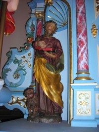 Une statue en bois sculpté de saint Marc, patron de la paroisse, est située sur l'entablement de l'autel.