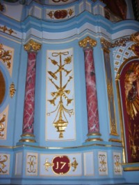 Les deux millésimes, se rapportant à la construction de l'autel par le sculpteur Martersteck et à sa restauration par l'entreprise Helbrich, sont situés de part et d'autre du tabernacle et des niches centrales : 1741 et 1902.